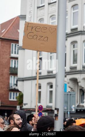 Hamburg, Deutschland. Oktober 2023. Ein Demonstrant hält ein Banner mit der Aufschrift „Free Gaza“ auf Steindamm in St. Georg. Die pro-palästinensische Demonstration war verboten. Nach dem Terroranschlag der Hamas auf Israel am 7. Oktober kam es an diesem Wochenende auch in ganz Deutschland zu zahlreichen Reaktionen. Quelle: Georg Wendt/dpa/Alamy Live News Stockfoto