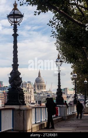 Wunderschöne Aussicht vom Ufer der Themse bis zur St. Paul's Cathedral in London, England. Stockfoto