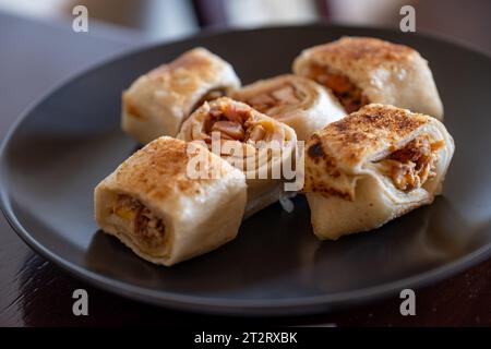 Shawarma-Stücke auf schwarzer Platte Stockfoto