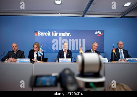 Katrin Ebner-Steiner, Robert Lambrou, Alice Weidel, AfD DEU, Deutschland, Deutschland, Berlin, 09.10.2023 Martin Boehm, Spitzenkandidat der AGD in Bayern, Katrin Ebner-Steiner, Spitzenkandidatin der AfD in Bayern, Robert Lambrou, Spitzenkandidat der AfD in Hessen, und Alice Weidel, Parteivorsitzender der AfD, Alternative für Deutschland v.l.n.r. waehrend der Pressekonferenz der AfD unter dem Motto bereit für mehr am Tag nach den Landtagswahlen in Hessen und Bayern in Berlin Deutschland . Bei beiden Wahlen konnte die AfD stark zulegen und belegte in Hessen den zweiten und in Bayern den dritten Stockfoto