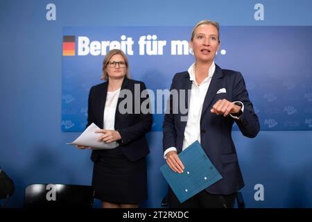 Katrin Ebner-Steiner, Alice Weidel, AfD DEU, Deutschland, Berlin, 09.10.2023 Katrin Ebner-Steiner, Spitzenkandidatin der AfD in Bayern, und Alice Weidel, Parteivorsitzender der AfD, Alternative für Deutschland v.l.n.r. aehrend der Pressekonferenz der AfD unter dem Motto bereit für mehr am Tag nach den Landtagswahlen in Hessen und Bayern in Berlin Deutschland. Bei beiden Wahlen konnte die AfD stark zulegen und belegte in Hessen den zweiten und in Bayern den dritten Platz en: Katrin Ebner-Steiner, AfD-Spitzenkandidatin in Bayern und Alice Weidel, Ko-Vorsitzende der rechten Partei AF Stockfoto