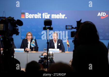 Katrin Ebner-Steiner, Alice Weidel, AfD DEU, Deutschland, Berlin, 09.10.2023 Katrin Ebner-Steiner, Spitzenkandidatin der AfD in Bayern, und Alice Weidel, Parteivorsitzender der AfD, Alternative für Deutschland v.l.n.r. aehrend der Pressekonferenz der AfD unter dem Motto bereit für mehr am Tag nach den Landtagswahlen in Hessen und Bayern in Berlin Deutschland. Bei beiden Wahlen konnte die AfD stark zulegen und belegte in Hessen den zweiten und in Bayern den dritten Platz en: Katrin Ebner-Steiner, AfD-Spitzenkandidatin in Bayern und Alice Weidel, Ko-Vorsitzende der rechten Partei AF Stockfoto