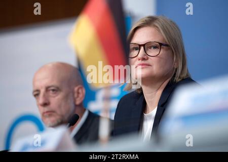 Martin Boehm, Katrin Ebner-Steiner, AfD DEU, Deutschland, Berlin, 09.10.2023 Martin Boehm, Spitzenkandidat der AGD in Bayern, und Katrin Ebner-Steiner, Spitzenkandidatin der AfD in Bayern v.l.n.r. waehrend der Pressekonferenz der AfD unter dem Motto bereit für mehr am Tag nach den Landtagswahlen in Hessen und Bayern in Berlin Deutschland. Bei beiden Wahlen konnte die AfD stark zulegen und belegte in Hessen den zweiten und in Bayern den dritten Platz en: Martin Boehm, Bayerns Spitzenkandidat der rechtsextremen AfD-Alternative, und Katrin Ebner-Steiner, AfD-Spitzenkandidatin Stockfoto