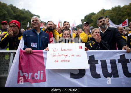 Post Protest gegen das Postgesetz DEU, Deutschland, Deutschland, Berlin, 09.10.2023 Demonstranten der Deutschen Post AG und der Gewerkschaft verdi mit Plakat Wir brauchen Tarifvertraege die uns alle schuetzen auf der Demonstration und Kundgebung gegen die geplante Novelle vom Postgesetz der Bundesregierung vor dem Brandenburger Tor in Berlin Deutschland. Mitarbeiter der Deutschen Post aus ganz Deutschland demonstrieren für den Erhalt der Arbeitsplaetzte, einem postalischen Ordnungsrahmen und den Erhalt der bestehenden Lizenzpflicht und deren Ausweitung auf den Paketmarkt en: Demonstrators Deutsche P Stockfoto