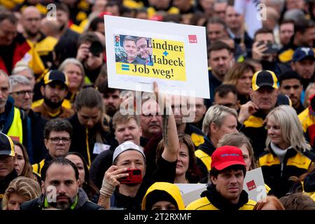 Post Protest gegen das Postgesetz DEU, Deutschland, Deutschland, Berlin, 09.10.2023 Demonstranten der Deutschen Post AG und der Gewerkschaft verdi mit Plakat Lindner und Habeck gleich Job weg gegen Christian Lindner FDP und Robert Habeck Buendnis 90 die Gruenen auf der Demonstration und Kundgebung gegen die geplante Novelle vom Postgesetz der Bundesregierung vor dem Brandenburger Tor in Berlin Deutschland . Mitarbeiter der Deutschen Post aus ganz Deutschland demonstrieren für den Erhalt der Arbeitsplaetzte, einem postalischen Ordnungsrahmen und den Erhalt der bestehenden Lizenzpflicht und deren Auswe Stockfoto