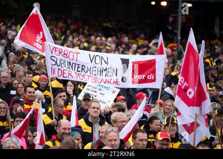 Post Protest gegen das Postgesetz DEU, Deutschland, Deutschland, Berlin, 09.10.2023 Demonstranten der Deutschen Post AG und der Gewerkschaft verdi mit Plakat Verbot von Subunternehmen in der Postbranche auf der Demonstration und Kundgebung gegen die geplante Novelle vom Postgesetz der Bundesregierung vor dem Brandenburger Tor in Berlin Deutschland. Mitarbeiter der Deutschen Post aus ganz Deutschland demonstrieren für den Erhalt der Arbeitsplaetzte, einem postalischen Ordnungsrahmen und den Erhalt der bestehenden Lizenzpflicht und deren Ausweitung auf den Paketmarkt en: Demonstrators Deutsche Post AG Stockfoto