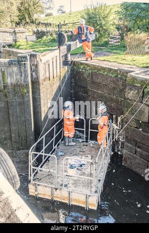 Instandhaltungsarbeiten an einer Schleuse am Leeds- und Liverpool-Kanal. Stockfoto