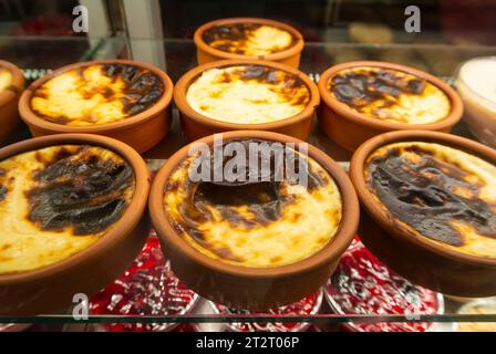 Fırın sütlac ist ein türkischer Reispudding, der aus Reis mit Wasser oder Milch und anderen Zutaten wie Zimt, Vanille und Rosinen hergestellt wird. Stockfoto