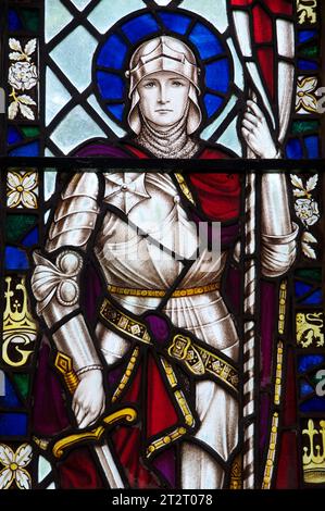 Viktorianisches Buntglasfenster, das den Heiligen Georg darstellt. In der historischen ländlichen Dorfkirche St. Andrew. Minterne Magna, Dorset, England, Großbritannien, GB. Stockfoto