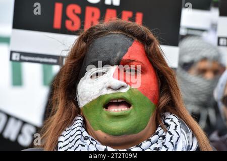 21. Oktober 2023, London, England, Vereinigtes Königreich: Demonstranten singt Parolen während der Kundgebung. Tausende palästinensischer Demonstranten versammelten sich in Marble Arch und marschierten nach Whitehall, um ein Ende des Krieges gegen Gaza zu fordern (Foto: © Thomas Krych/ZUMA Press Wire) NUR REDAKTIONELLE VERWENDUNG! Nicht für kommerzielle ZWECKE! Stockfoto