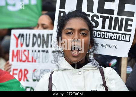 21. Oktober 2023, London, England, Vereinigtes Königreich: Demonstranten singt Parolen während der Kundgebung. Tausende palästinensischer Demonstranten versammelten sich in Marble Arch und marschierten nach Whitehall, um ein Ende des Krieges gegen Gaza zu fordern (Foto: © Thomas Krych/ZUMA Press Wire) NUR REDAKTIONELLE VERWENDUNG! Nicht für kommerzielle ZWECKE! Stockfoto