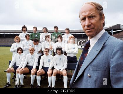 Dateifoto vom 20.07.1973 von Bobby Charlton, Manager von Preston North End (r) mit dem ersten Team von Deepdale. Sir Bobby Charlton ist im Alter von 86 Jahren gestorben, teilte seine Familie mit. Ausgabedatum: Samstag, 21. Oktober 2023. Stockfoto