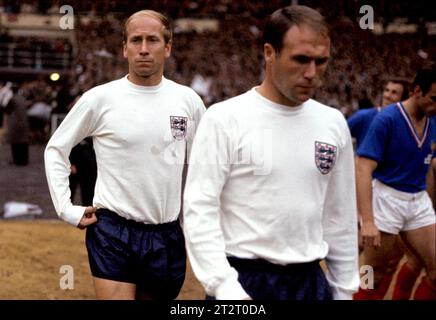 Aktenfoto vom 20.07.1966 von Ray Wilson (rechts) und Bobby Charlton, die vor dem Spiel auslaufen. Sir Bobby Charlton ist im Alter von 86 Jahren gestorben, teilte seine Familie mit. Ausgabedatum: Samstag, 21. Oktober 2023. Stockfoto