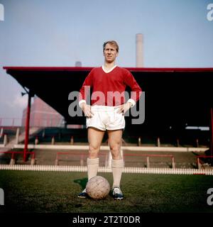 Aktenfoto vom 03.10.1960 von Bobby Charlton, Manchester United. Sir Bobby Charlton ist im Alter von 86 Jahren gestorben, teilte seine Familie mit. Ausgabedatum: Samstag, 21. Oktober 2023. Stockfoto