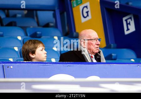 Liverpool, Großbritannien. April 2014. Manchester United Legende Sir Bobby Charlton mit seinem Enkel während des Spiels der Premier League zwischen Everton und man United aus Goodison Park. Beschreibung: Action Plus Sports/Alamy Live News Stockfoto