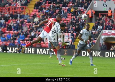 London, England. Oktober 2023. Chuks Aneke von Charlton Athletic erzielte einen Kopfball, um seine Mannschaft beim Spiel der Sky Bet EFL League One zwischen Charlton Athletic und Reading FC im Valley zu führen. Kyle Andrews/Alamy Live News Stockfoto