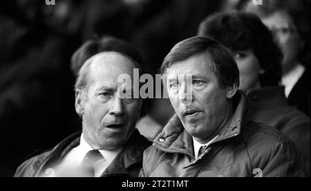 Aktenfoto vom 08.11.1986 von Alex Ferguson (r) des Managers von New Manchester United und Bobby Charlton aus England. Sir Bobby Charlton ist im Alter von 86 Jahren gestorben, teilte seine Familie mit. Ausgabedatum: Samstag, 21. Oktober 2023. Stockfoto