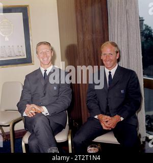 Dateifoto vom 26.06.1966 von den englischen Charlton-Brüdern Jack (l) und Bobby (r), entspannen bei einer Veranstaltung vor dem Turnier. Sir Bobby Charlton ist im Alter von 86 Jahren gestorben, teilte seine Familie mit. Ausgabedatum: Samstag, 21. Oktober 2023. Stockfoto