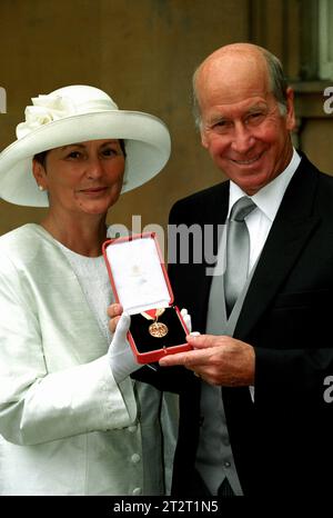 Aktenfoto vom 26-07-1994 des ehemaligen Fußballstars von England und Manchester United Bobby Charlton mit seinem Rittertum. Sir Bobby Charlton ist im Alter von 86 Jahren gestorben, teilte seine Familie mit. Ausgabedatum: Samstag, 21. Oktober 2023. Stockfoto