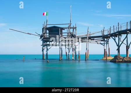 Trabocco alte Holzfischmaschine entlang der Adriaküste. Foto mit langer Belichtung. San Vito Chietino, Region Abruzzen, Italien Stockfoto