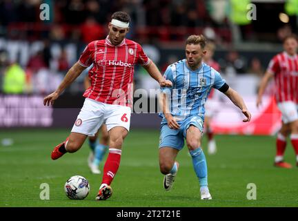 Matty James von Bristol City und Matthew Godden von Coventry City kämpfen um den Ball während des Sky Bet Championship-Spiels in Ashton Gate, Bristol. Bilddatum: Samstag, 21. Oktober 2023. Stockfoto