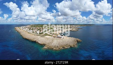 Panoramablick auf den Leuchtturm Artrutx an der Südküste von Menorca (Balearen) Stockfoto