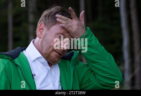 21. Oktober 2023, Sachsen, Königshain: Premierminister Michael Kretschmer in einer kurzen Pause während der Pflanzaktion „Oberlausitzer Zukunftswald“ in Königshain. Die Wiederaufforstung des 1,2 ha großen, geschädigten Gemeindegebiets ist das Ergebnis einer Crowgründungsaktion. Mit der Anpflanzung von über 3.000 Setzlingen verschiedener Baumarten durch Einwohner der Oberlausitz soll auf einem ehemaligen Rindenkäfer-beschädigten Gebiet ein klimaverträglicher, artenreicher Mischwald entstehen. Foto: Matthias Rietschel/dpa Stockfoto