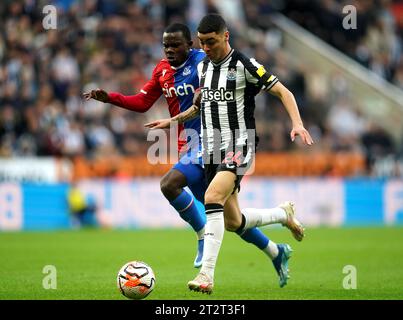 Crystal Palace's Tyrick Mitchell (links) und Newcastle United's Miguel Almiron kämpfen um den Ball während des Premier League-Spiels im St James' Park, Newcastle upon Tyne. Bilddatum: Samstag, 21. Oktober 2023. Stockfoto