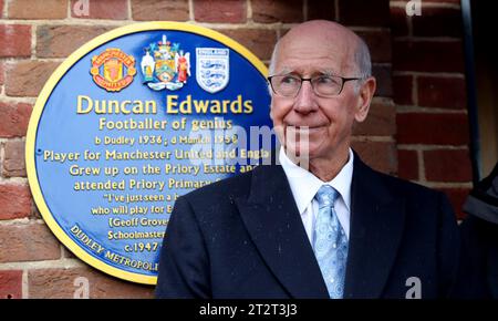 Aktenfoto vom 01.10.2016 von Sir Bobby Charlton enthüllt eine Hommage an Duncan Edwards im Priory Park, Dudley. Sir Bobby Charlton ist im Alter von 86 Jahren gestorben, teilte seine Familie mit. Ausgabedatum: Samstag, 21. Oktober 2023. Stockfoto