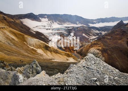 Der Krater des Mutnovsky-Vulkans. Fumarolen. Der aktive Vulkan Mutnovsky. Wandern. Kamtschatka. 2022 Stockfoto