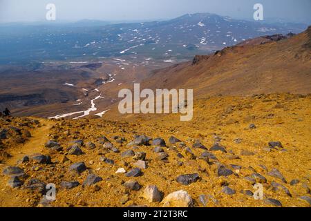 Der Krater des Mutnovsky-Vulkans. Fumarolen. Der aktive Vulkan Mutnovsky. Wandern. Kamtschatka. 2022 Stockfoto