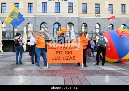 Kattowitz, Polen. Oktober 2023. Die Teilnehmer des Marsches der Freude gingen nach den letzten Parlamentswahlen in Polen am 21. Oktober 2023 auf die Straßen von Kattowitz. Die Menschen erlangten wieder Hoffnung auf ein klug regiertes Polen, wo es keine Bürger besserer oder schlechterer Art gibt, offen für die Welt und tolerant, Polen, 21.10.2023 (Foto: Michal Dubiel/SIPA USA) Credit: SIPA USA/Alamy Live News Stockfoto