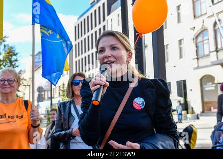 Kattowitz, Polen. Oktober 2023. Die Teilnehmer des Marsches der Freude gingen nach den letzten Parlamentswahlen in Polen am 21. Oktober 2023 auf die Straßen von Kattowitz. Die Menschen erlangten wieder Hoffnung auf ein klug regiertes Polen, wo es keine Bürger besserer oder schlechterer Art gibt, offen für die Welt und tolerant, auf dem Foto KO-Abgeordnete Monika Rosa, Polen, 21.10.2023 (Foto: Michal Dubiel/SIPA USA) Credit: SIPA USA/Alamy Live News Stockfoto