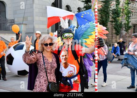 Kattowitz, Polen. Oktober 2023. Die Teilnehmer des Marsches der Freude gingen nach den letzten Parlamentswahlen in Polen am 21. Oktober 2023 auf die Straßen von Kattowitz. Die Menschen erlangten wieder Hoffnung auf ein klug regiertes Polen, wo es keine Bürger besserer oder schlechterer Art gibt, offen für die Welt und tolerant, Polen, 21.10.2023 (Foto: Michal Dubiel/SIPA USA) Credit: SIPA USA/Alamy Live News Stockfoto