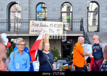 Kattowitz, Polen. Oktober 2023. Die Teilnehmer des Marsches der Freude gingen nach den letzten Parlamentswahlen in Polen am 21. Oktober 2023 auf die Straßen von Kattowitz. Die Menschen erlangten wieder Hoffnung auf ein klug regiertes Polen, wo es keine Bürger besserer oder schlechterer Art gibt, offen für die Welt und tolerant, Polen, 21.10.2023 (Foto: Michal Dubiel/SIPA USA) Credit: SIPA USA/Alamy Live News Stockfoto