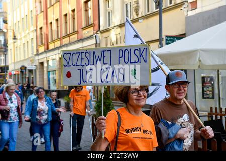 Kattowitz, Polen. Oktober 2023. Die Teilnehmer des Marsches der Freude gingen nach den letzten Parlamentswahlen in Polen am 21. Oktober 2023 auf die Straßen von Kattowitz. Die Menschen erlangten wieder Hoffnung auf ein klug regiertes Polen, wo es keine Bürger besserer oder schlechterer Art gibt, offen für die Welt und tolerant, Polen, 21.10.2023 (Foto: Michal Dubiel/SIPA USA) Credit: SIPA USA/Alamy Live News Stockfoto