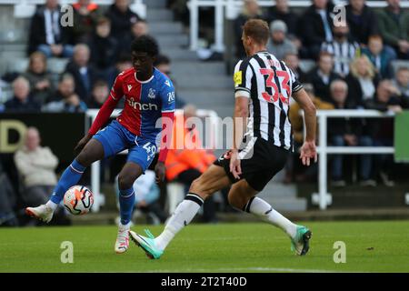 Newcastle am Samstag, den 21. Oktober 2023. Crystal Palace's Jesuran Rak-Sakyi nimmt sich Dan Burn von Newcastle United während des Premier League-Spiels zwischen Newcastle United und Crystal Palace in St. an James's Park, Newcastle am Samstag, den 21. Oktober 2023. (Foto: Mark Fletcher | MI News) Credit: MI News & Sport /Alamy Live News Stockfoto