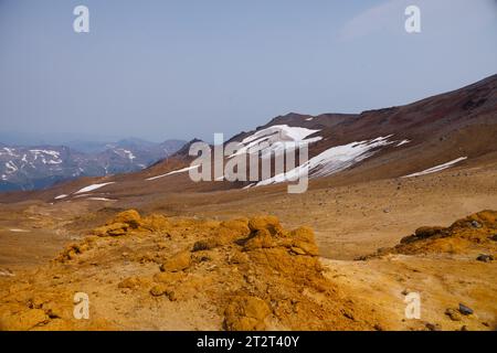 Der Krater des Mutnovsky-Vulkans. Fumarolen. Der aktive Vulkan Mutnovsky. Wandern. Kamtschatka. 2022 Stockfoto