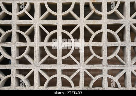 Details der Betontrennwand mit runden Formen in quadratischer Ausführung Stockfoto