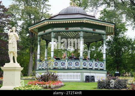 Band spielt Konzert im Gazebo von Halifax Public Gardens Stockfoto