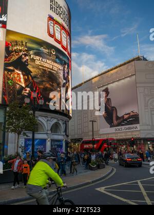 Werbung und Menschenmassen im Piccadilly Circus, City of Westminster, London, England, Großbritannien, GB Stockfoto