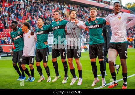 Berlin, Deutschland. Oktober 2023. Fußball: Bundesliga, 1. FC Union Berlin - VfB Stuttgart, Spieltag 8, an der Alten Försterei. Das Team feiert den Auswärtssieg mit seinen Fans. Hinweis: Andreas Gora/dpa – WICHTIGER HINWEIS: gemäß den Vorgaben der DFL Deutsche Fußball Liga und des DFB Deutscher Fußball-Bund ist es verboten, im Stadion und/oder des Spiels aufgenommene Fotografien in Form von Sequenzbildern und/oder videoähnlichen Fotoserien zu verwenden oder zu verwenden./dpa/Alamy Live News Stockfoto