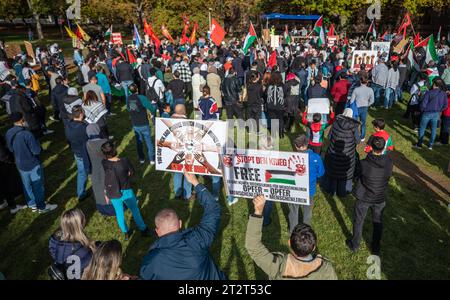 Stuttgart, Deutschland. Oktober 2023. Zahlreiche Menschen nehmen an einer Pro-Palästina-Kundgebung in der Stuttgarter Innenstadt Teil. Nach dem Terroranschlag der Hamas auf Israel am 7. Oktober gab es an diesem Wochenende auch zahlreiche Reaktionen in ganz Deutschland. Quelle: Christoph Schmidt/dpa/Alamy Live News Stockfoto