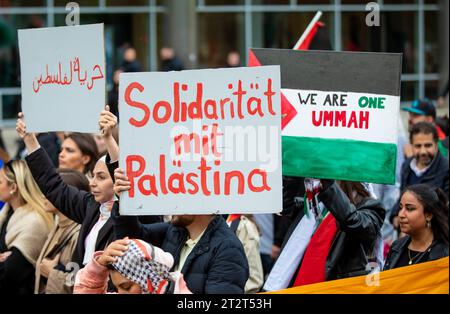 Stuttgart, Deutschland. Oktober 2023. "Solidarität mit Palästina" steht auf dem Zeichen eines Teilnehmers einer propalästinensischen Kundgebung in der Stuttgarter Innenstadt. Nach dem Terroranschlag der Hamas auf Israel am 7. Oktober gab es auch an diesem Wochenende zahlreiche Reaktionen in ganz Deutschland. Quelle: Christoph Schmidt/dpa/Alamy Live News Stockfoto