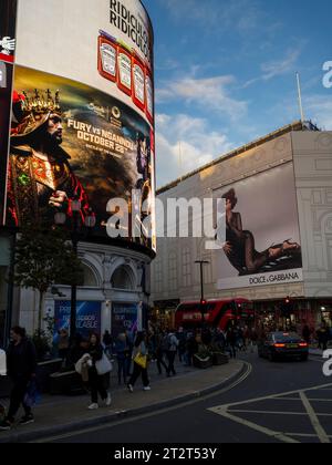 Werbung und Menschenmassen im Piccadilly Circus, City of Westminster, London, England, Großbritannien, GB Stockfoto