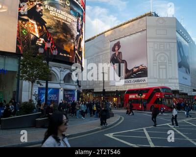 Werbung und Menschenmassen im Piccadilly Circus, City of Westminster, London, England, Großbritannien, GB Stockfoto