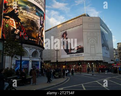 Werbung und Menschenmassen im Piccadilly Circus, City of Westminster, London, England, Großbritannien, GB Stockfoto