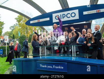 Ascot, Berkshire, Großbritannien. Oktober 2023. Ein Abschied von Jockey Frankie Dettori, nachdem er beim QIPCO British Champions Day auf Pferd King of Steel den QIPCO Champion Stakes auf der Ascot Racecourse gewonnen hatte. Dies war eine sehr passende Möglichkeit für Jockey Frankie Dettori, seine Rennkarriere in Großbritannien zu beenden, bevor er nach Amerika zieht, um dort seine Karriere fortzusetzen. Quelle: Maureen McLean/Alamy Live News Stockfoto