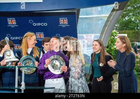 Ascot, Berkshire, Großbritannien. Oktober 2023. Jockey Frankie Dettori mit seiner Frau und seinen Kindern, nachdem er beim QIPCO British Champions Day auf dem Pferd King of Steel den QIPCO Champion Stakes auf der Ascot Racecourse gewonnen hatte. Dies war eine sehr passende Möglichkeit für Jockey Frankie Dettori, seine Rennkarriere in Großbritannien zu beenden, bevor er nach Amerika zieht, um dort seine Karriere fortzusetzen. Quelle: Maureen McLean/Alamy Live News Stockfoto