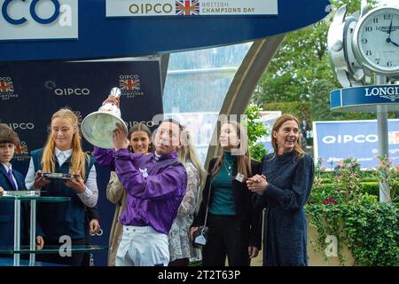 Ascot, Berkshire, Großbritannien. Oktober 2023. Jockey Frankie Dettori mit seiner Frau und seinen Kindern, nachdem er beim QIPCO British Champions Day auf dem Pferd King of Steel den QIPCO Champion Stakes auf der Ascot Racecourse gewonnen hatte. Dies war eine sehr passende Möglichkeit für Jockey Frankie Dettori, seine Rennkarriere in Großbritannien zu beenden, bevor er nach Amerika zieht, um dort seine Karriere fortzusetzen. Quelle: Maureen McLean/Alamy Live News Stockfoto